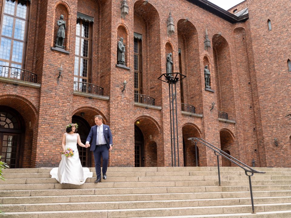 Brudpar intar Stadshuset på 100 årsdagen Stockholms stad