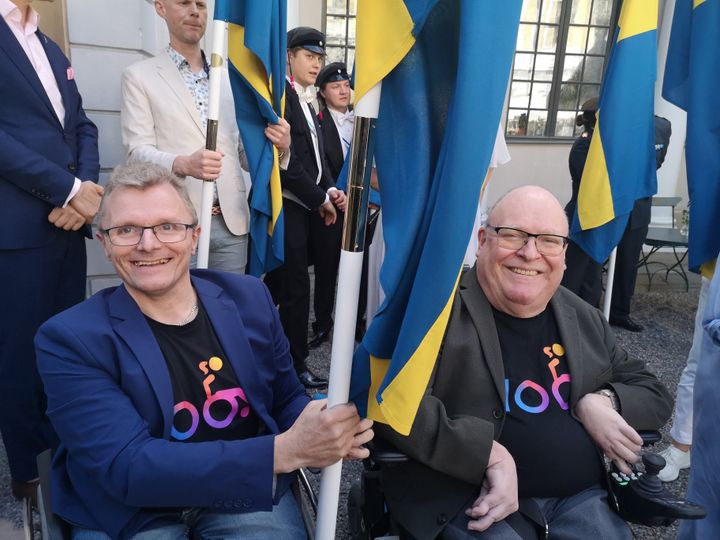 Lars-Göran Waden till vänster och Ken Gammelgård ler stort med fanan mellan sig.
