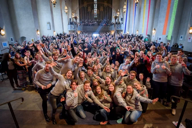 1200 konfirmander från hela Stockholm skramlar bössa mot världshungern