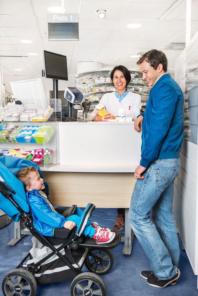 Far och son vid apoteksdisken