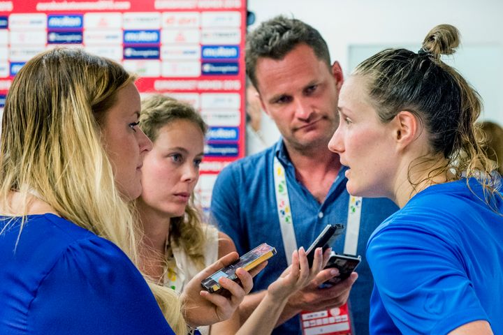 Frida Eldebrink svarar på frågor under EuroBasket 2015. 
Foto: Bildbyrån