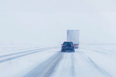 Kalciumklorid (CaCl2): Effektivt mot halka. Skapar säkrare vägar ner till -25 grader. En pålitlig lösning för vinterunderhåll