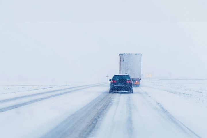 Kalciumklorid (CaCl2): Effektivt mot halka. Skapar säkrare vägar ner till -25 grader. En pålitlig lösning för vinterunderhåll