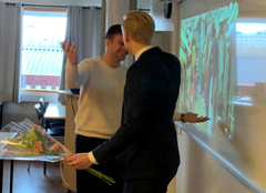 Under stort jubel från några av eleverna på Arlandagymnasiet fick vinnaren av Pedagogpriset 2019, Johan Toreberg, ta emot blommor och kram från Mattias Askerson (M), ordförande i utbildnings- och arbetsmarknadsnämnden.