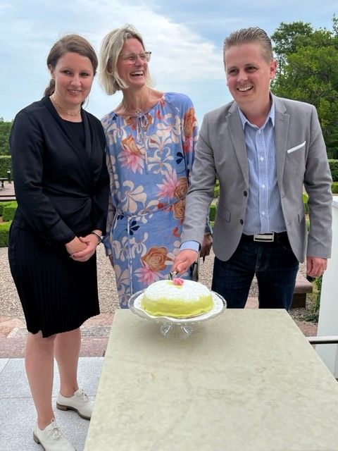 Bild: Lisa Lindgren, tillförordnad vd,  Eva Vikmång (S), vice ordförande och Alex Nejdemo (L) ordförande firar att Upplev Norrköping AB 
återuppstår.         
Foto: Norrköpings kommun.