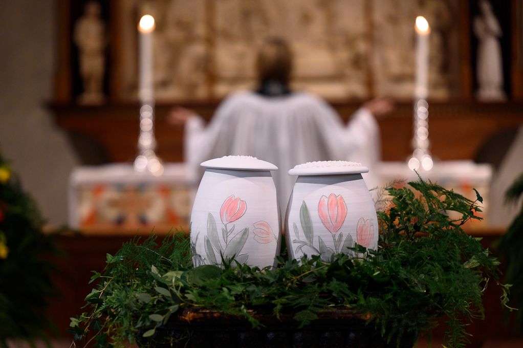 Urn funeral ceremonies have become more common in recent years and this trend became stronger during the coronavirus pandemic. This is one of the findings of a new report from the Church of Sweden about changes in funeral practices. Image: Urn funeral ceremony in the Church of the Holy Trinity, Uppsala. Photo: Magnus Aronson/Ikon.