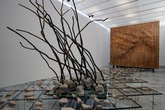 Lars Kleen, Flod, 2021-2023 och Vägg, 1986-1989. Foto: Petter Antonisen