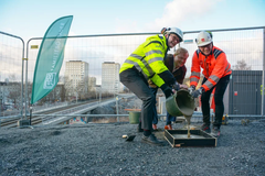 Byggstart för 96 nya studentbostäder i kvarteret Gisslaren. Jonas Schneider, vd Familjebostäder, Dennis Wedin, bostadsborgarråd och Arne Svensson, regionchef Veidekke tar det formella spadtaget tillsammans och gjuter en betongplatta.