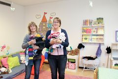 Elisabet Berggren, husmor och Hanna Lejbro, församlingspedagog ansvarar för klädbytardagarna Hökåsen.