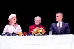 Snedronningen.Fr v på bild: OhLand, Drottning Margrethe, Peter Bo Bendixen. Fotograf:Bax Lindhardt