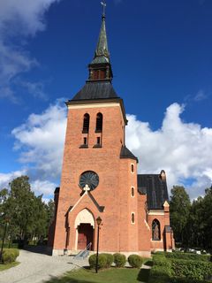 Stuguns nya kyrka byggdes 1896 och är en för bygden ovanlig kyrka i tegelgotik. Solpanelerna kommer att placeras på den sida som vetter mot skogen. Foto: Kajsa Åslin