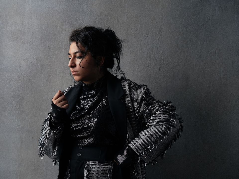Arooj Aftab är en pakistansk sångerska, musiker och producent baserad i Brooklyn. 13 augusti spelar hon i Uppsala för första gången. Hon vann en amerikansk Grammy 2022 för låten "Mohabbat" från hyllade debuten "Vulture Prince". Foto: Ebru Yildiz