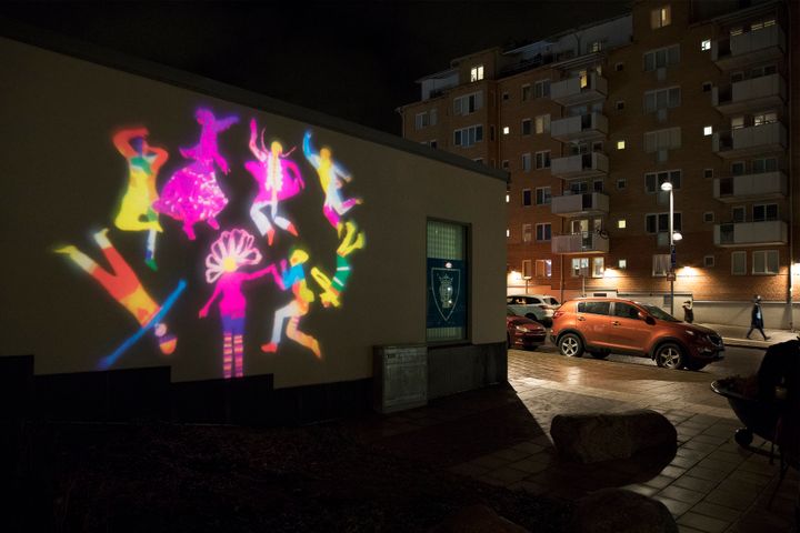 Nu återvänder ljuskonsten skapad av Rinkebyskolans sjundeklassare (läsår 2019/2020) till Rinkebystråket. Foto: Sara Appelgren.