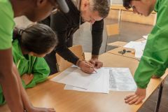 Under ledning av Anders ”Bleckan” Bleckhorns från Salong Betong kommer nio ungdomar att gestalta budskapet i en 25 meter lång målning på planket runt bygget av det nya polishuset i Rinkeby. Foto: Niklas Palmklint