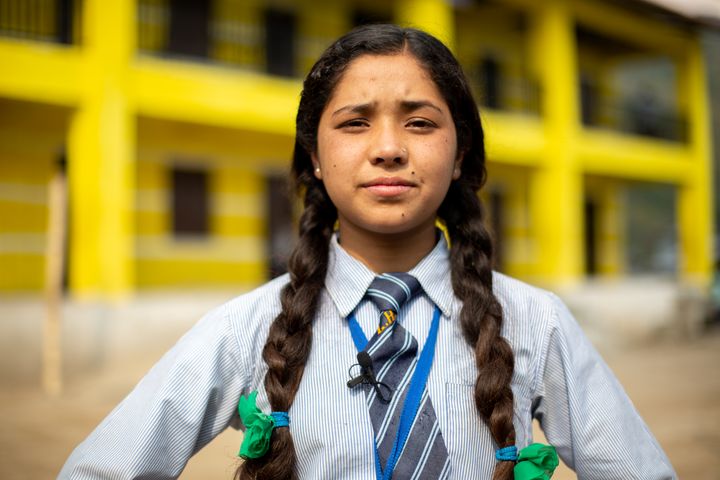 Världens Barn i 25 år. En av de som deltar i Världens Barns projekt är Anisha, 15 år och bor i Kalinchowk, ett litet samhälle som ligger utanför Nepals huvudstad Katmandu. Foto: Mani Karmacharya /Wateraid.