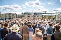 Rytmus omtyckta valborgskonsert lockar många att fira in våren på Gustav Adolfs Torg. Fotograf: Sandra Bohlin