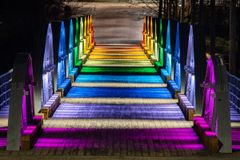 Gamla bron i regnbågens färger. Foto: Fredrik Larsson/Umeå kommun