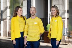 Nu byter vi om! Efter 10 år får IKEAs medarbetarna i varuhus och planeringsstudios nya kläder. Färgerna är de samma men snitt och modell är annorlunda. Först ut med de nya kläderna i Sverige är vår nya planeringsstudio i centrala Göteborg.