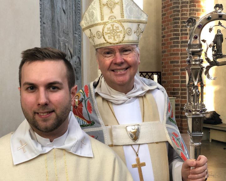 På söndagen vigde biskop Johan Dalman en ny präst till tjänst i Evangeliska Fosterlandsstiftelsen, EFS. Claes Leverström, har tjänst i EFS-kyrkan i Askersunds församling.