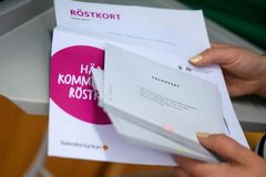Alla röstberättigade ska i slutet av augusti ha fått sitt röstkort med posten. Och det ska tas med vid förtidsröstning. Foto: Magnus Aronsson/Ikon