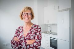 Anette Sand i studentlägenhet i Älvsjöstaden. Foto: Gustav Kaiser / Familjebostäder