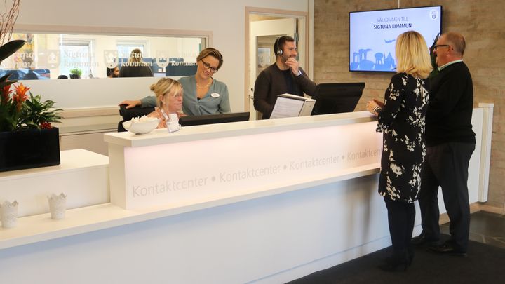 Den 1 december 2017 öppnade Sigtuna kommun sitt första kontaktcenter, i kommunhuset i Märsta, och för att komma närmare invånarna finns det nu Kc:n även på fler platser. Foto: Sigtuna kommun
