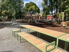 Den ljusgröna färgsättningen, som harmoniserar med naturen, kommer igen i såväl belysning som möbler och lekutrustning och binder ihop parken. Foto: Sigtuna kommun