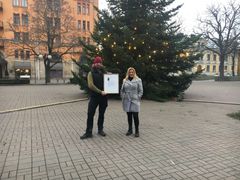 Andreas Bohlin tilldelar Lizylotte Hrehorczuk ett diplom vid Tyska torget.