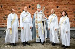 Diakoner fr vä: 
Magdalena Bryneson, Johan Demarkesse, Karin Eckerdal, Malin Lodin
(I mitten biskop Johan Dalman)