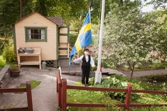 Flagghissande på kolonilotten. Raising the flag in the allotment. Foto: Marie Andersson.