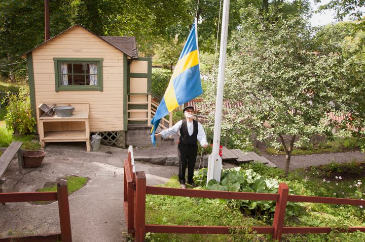 Flagghissande på kolonilotten. Raising the flag in the allotment. Foto: Marie Andersson.