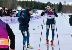 Linus Rapp tas emot av Magdalena Olsson efter att ha kommit in på andra plats i mixstafetten i VM i skidorientering. Bild: Caroline Karlsson