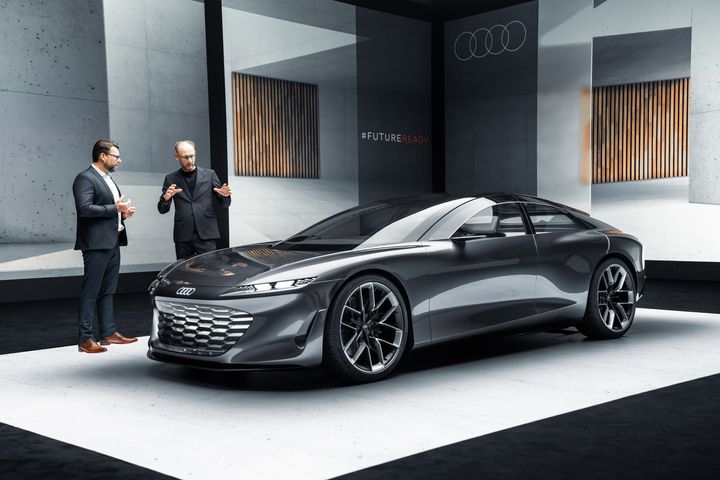 Utvecklingschef Oliver Hoffman och Designchef Marc Lichte premiärvisar Audi grandsphere concept i samband med IAA 2021