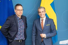 Erik Janzon och energi- och digitaliseringsminister Khashayar Faramanbar