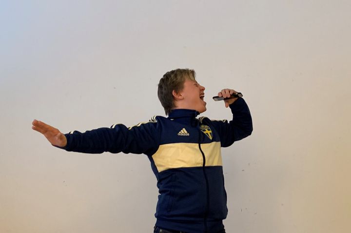 Filip Pettersson har stenkoll på varenda rörelse som Eric Saade gjorde då han vann Melodifestivalen 2011 med låten Popular. Han känner sig väl förberedd och inte alls nervös inför semifinalen i Funkisfestivalen. Foto: Sigtuna kommun