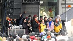 Skolstrejk för klimatet med Greta Thunberg (i mitten) på Mynttorget i Stockholm. Foto: Most Photos/Lennberg 22