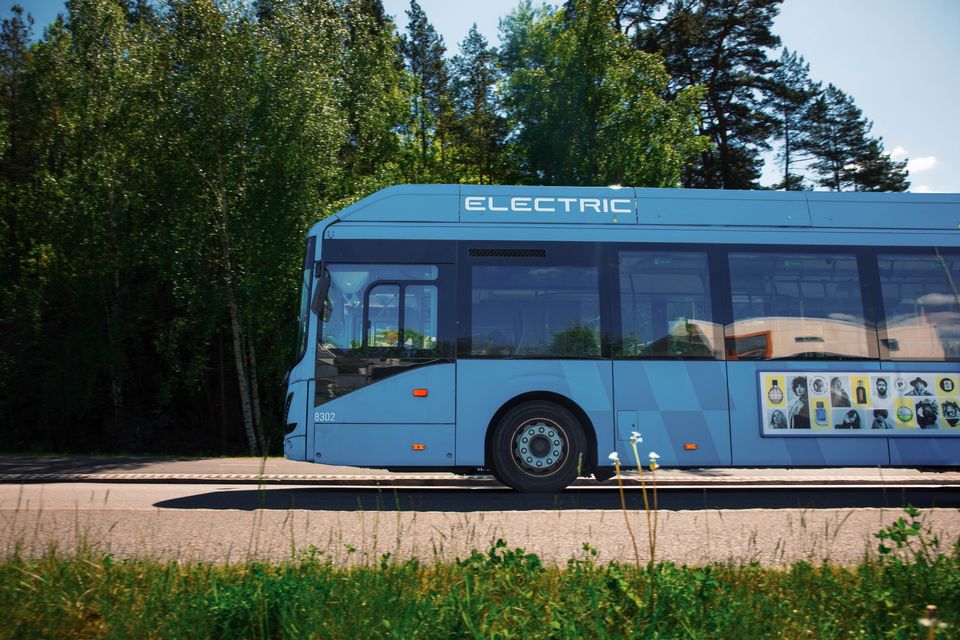 Elbuss med reklam på sidan