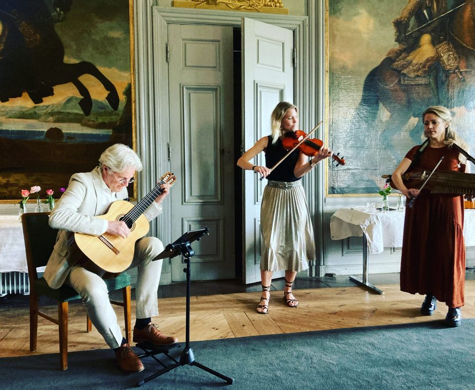 Folkmusikduon Erika & Cecilia spelar tillsammans med mästergitarristen Mats Bergström på årets upplaga av Oktoberstämman på UKK. Foto: Peter Liljenstolpe