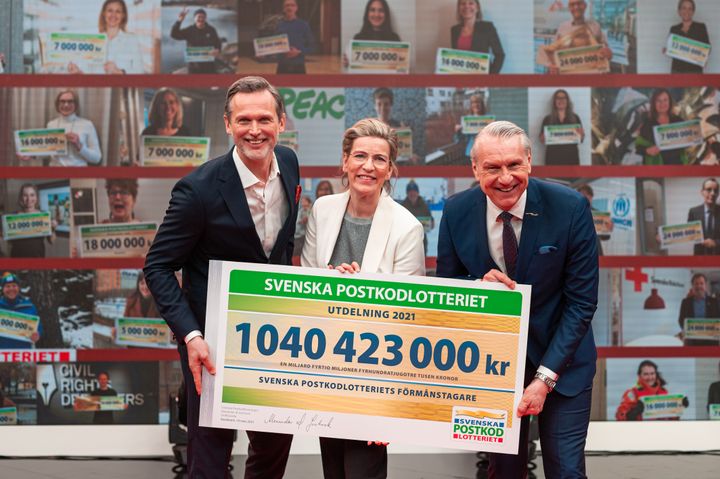 Överskottet från Postkodlotteriets lottklöpare blev över en miljard kronor konstaterade glatt Rickard Sjöberg, och vd:arna Eva Struving och Anders Årbrandt.