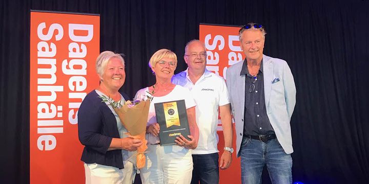 Mona Forsberg (S), kommunalråd, Ann-Marie Nilsson (C), kommunstyrelsens ordförande, Johan Fritz, stadsdirektör i Jönköpings kommun, och Peter Jutterström (M), kommunalråd, tog emot priset för Årets Superkommun 2022.