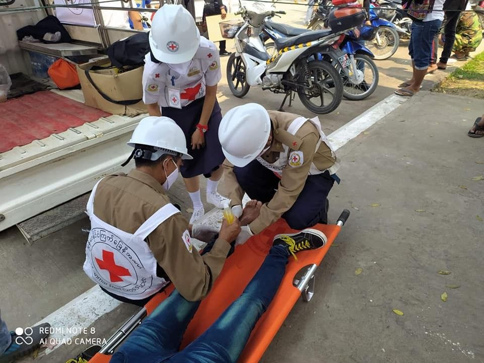 Förstahjälpare från Myanmars Röda Kors undsätter skadade. Foto: IFRC.