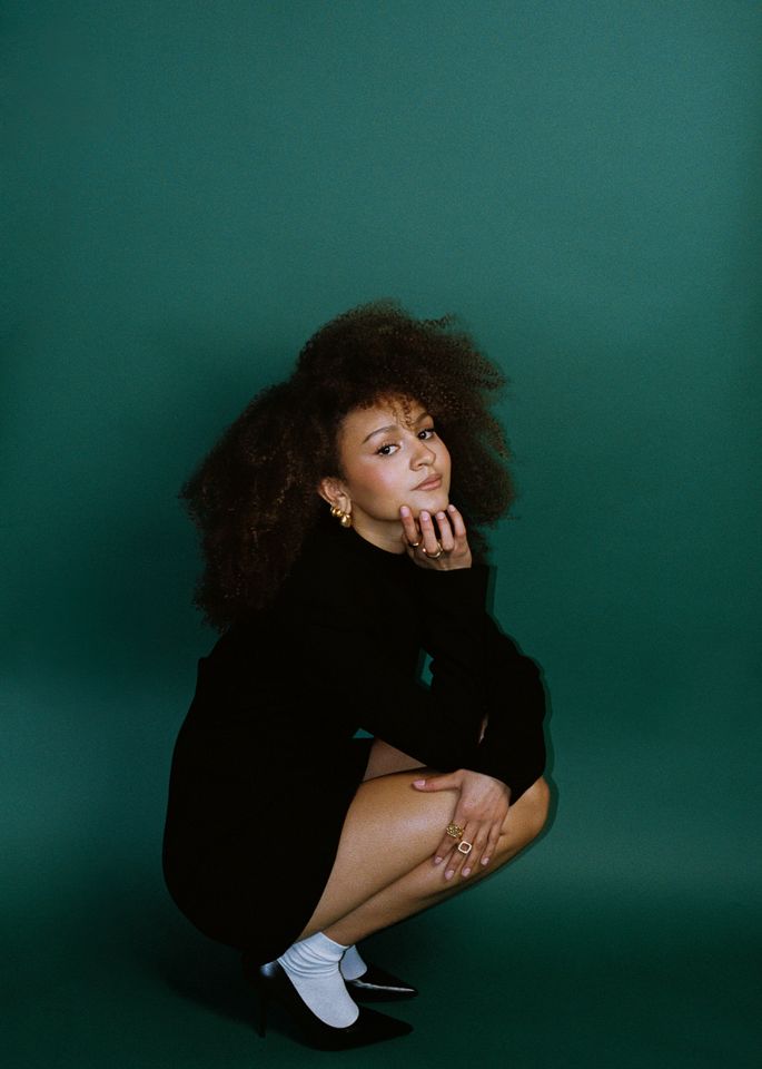 Keisha är en uppmärksammad ung artist från Uppsala med svensk-kenyanska rötter, som blandar pop, R&B, soul och jazz med stora känslor och en röst som vågar tar plats. Hon uppträder på UKK på Internationella kvinnodagen. Foto: Pressbild