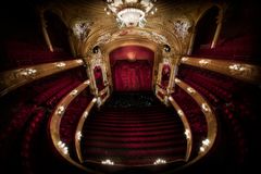 Kungliga Operan väljer Doberman