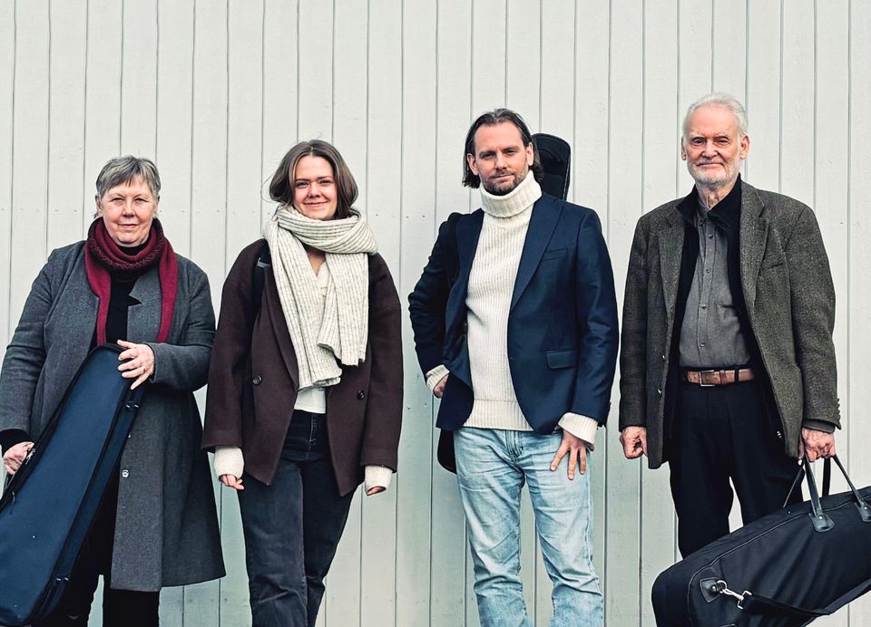 Sahlströms – uppländsk folkmusik i mästarklass med Sonia och Kristin Sahlström på fiol, Olle Sahlström på nyckelharpa samt Håkan Larsson på nyckelharpa och munspel. Foto: Pressbild