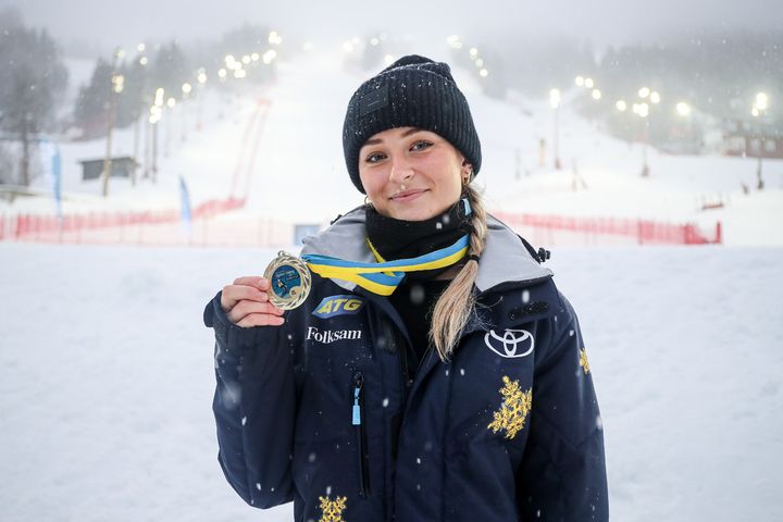 Ebba Årsjö efter lördagens världscupseger i storslalom. Foto: Karl Nilsson/Parasport Sverige