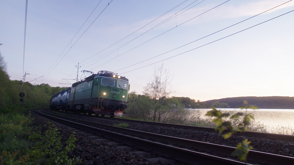 Green Cargos godståg passerar en sjö utanför Göteborg 