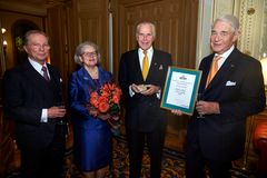 Kulturarvsmedaljören Anders Wall omgiven av v ordförande Erik Norberg, ständig sekreterare Marianne Reuterskiöld samt ordförande Johan Nordenfalk.