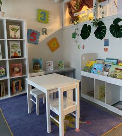 I kapprumsbibliotek som detta kan föräldrar låna hem böcker från förskolan. Foto: Sigtuna kommun