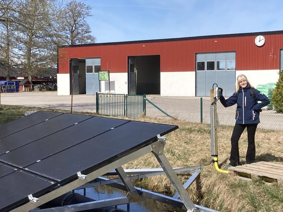 Paula Bäckman, områdeschef vid Naturbruksförvaltningen, står vid de flytande solcellerna på Naturbruksskolan Sötåsen.