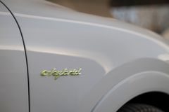 "e-hybrid"-logo med konturer i Acid Green på Porsche Cayenne E-Hybrid Coupé